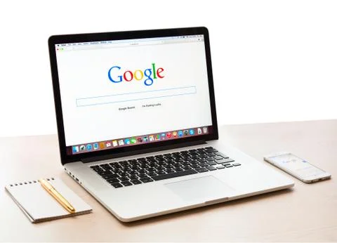 Google webpage on macbook pro display Stock-Fotos