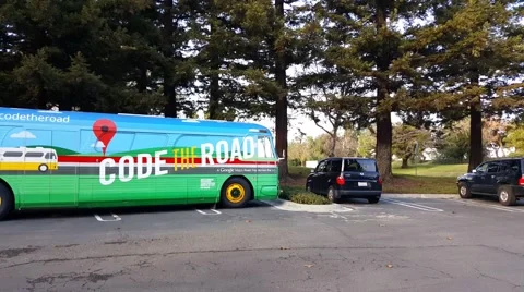Google’s code the road bus in front of Google office 스톡 동영상 59758907