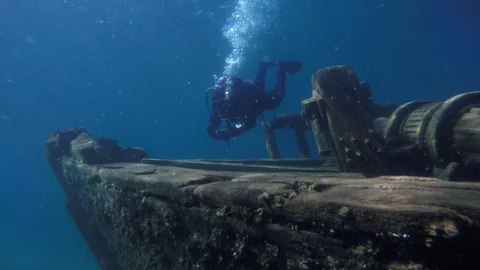 GoPro shot, divers exploring shipwreck: sweepstakes in Tobermory, Ontario Stock-Footage 115013105