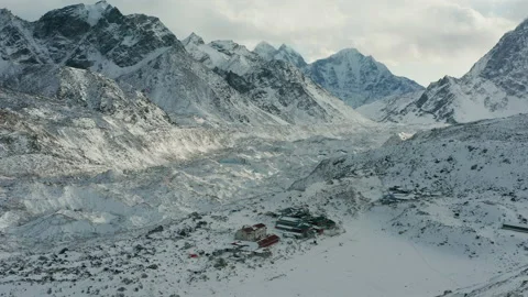 Gorak Shep in Everest Base Camp trek aerial in winter Vidéo 150495704