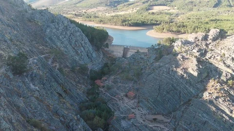 The gorge where the Ponsul River flows, blocked by a dam. Portugal. Vidéo 116588897
