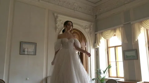 Gorgeous bride in an old mansion Vidéo 220917151
