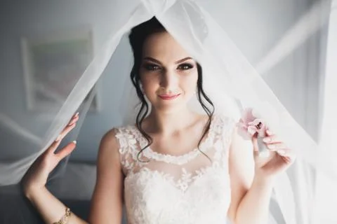 Gorgeous bride in robe posing and preparing for the wedding ceremony face in a Foto stock