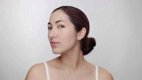 Gorgeous bruentte model on white background admires herself in mirror, to camera Stock-Footage 193594487