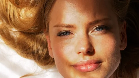 Gorgeous Face of a Blonde Model as She Lies Down Video stock 115509580