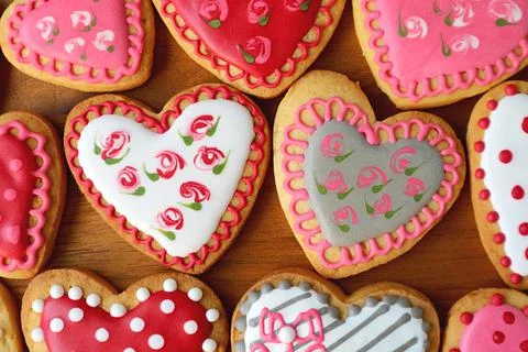Gorgeous Flower Pattern Royal Icing Heart Shaped Cookies for Valentine's Day 스톡 사진
