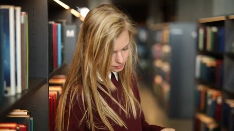 Gorgeous girl reading 스톡 동영상 80958491
