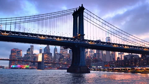 Gorgeous Manhattan Bridge switching on lights at dusk time.  Vídeo Stock 315402202