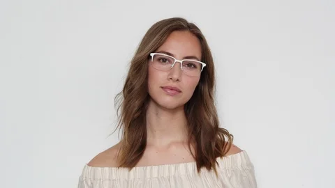 Gorgeous Model Leaning Her Head from Left to Right Against White Backdrop 스톡 동영상 116915433