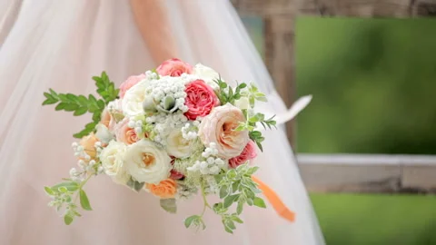 Gorgeous red-haired bride with a bouquet of flowers Vídeo Stock 86562963