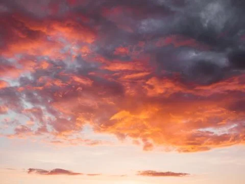 Gorgeous sunset with clouds of different shapes. Evening sky with orange, red Foto stock