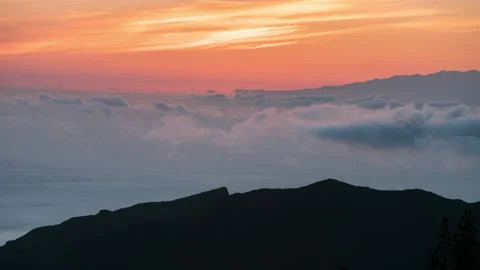Gorgeous sunset timelapse with clouds and mountain silhouette in Tenerife Video stock 154505972