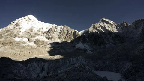 Gorgeous timelapse. Huge shadow move over mountains surface, reveal snowy summit Vidéo 167364512