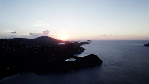 Gorgeous view of sunset calm waters gradient golden sky white clouds homes Vídeos de archivo 253253433