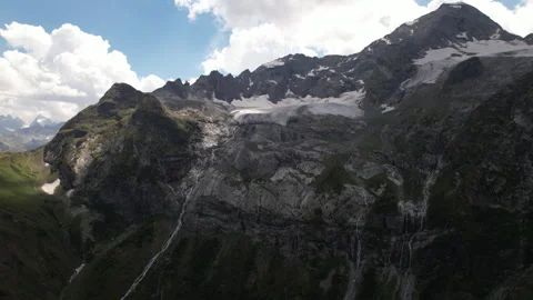 A gorgeous waterfall flows down in many streams from a mountain glacier Vidéo 260794148