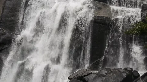 Gorges Park Waterfall in Slow-motion Stockbeeldmateriaal 49503848