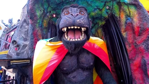 Gorilla on a ghost house in Prater in Vienna, Zoom effect Stock Footage 110905182