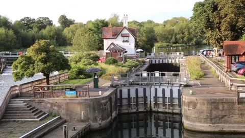 Goring Lock  River Thames UK Stock Footage 255116574