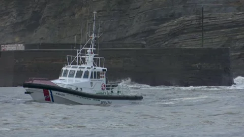 GORLIZ, SPAIN; OCTOBER 12 2022: RESCUE BOATS OPERATING IN ROUGH SEA Vídeos de archivo 335589401