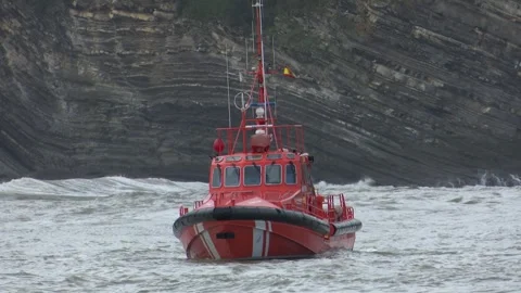 GORLIZ, SPAIN; OCTOBER 12 2022: RESCUE BOATS OPERATING IN ROUGH SEA Vídeos de archivo 335589403