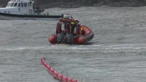 GORLIZ, SPAIN; OCTOBER 12 2022: RESCUE BOATS OPERATING IN ROUGH SEA Vídeos de archivo 335589404