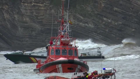 GORLIZ, SPAIN; OCTOBER 12 2022: RESCUE BOATS OPERATING IN ROUGH SEA Vídeos de archivo 335589405