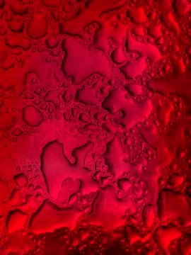 Gotas de agua sobre una superficie de metal de color rojo Stock Photos