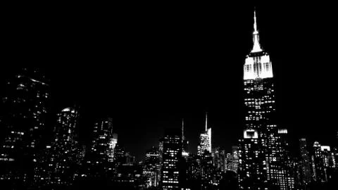 Gotham Dark and Dramatic - Empire State Building on a Cold NYC Night Foto stock