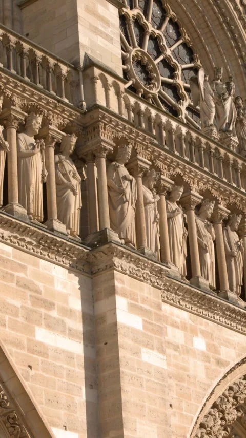 Gothic Architecture and Statues on Notre Dame Cathedral Facade in Paris 스톡 동영상 344514764
