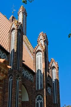 Gothic brick facade of Saint James Church in Torun old town Foto stock