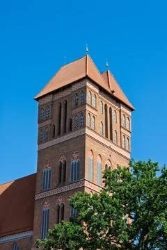Gothic brick tower of Saint James Church in Torun old town Foto stock