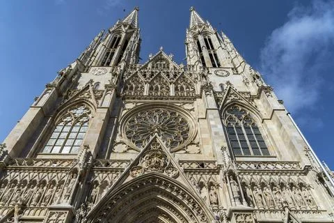 Gothic Cathedral Facade with Ornate Stonework and Twin Spires Foto stock
