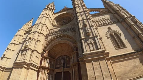Gothic cathedral facade in Palma de Mallorca Vídeos de archivo 334627871