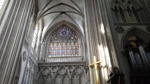 Gothic Cathedral Transept and Stained Glass Rose Window 스톡 동영상 124013155