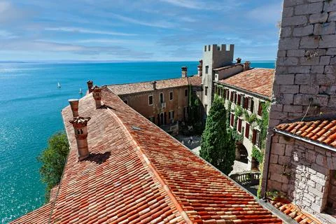 Gothic Duino castle on a cliff over the Gulf of Trieste (Adriatic sea), Italy Foto stock