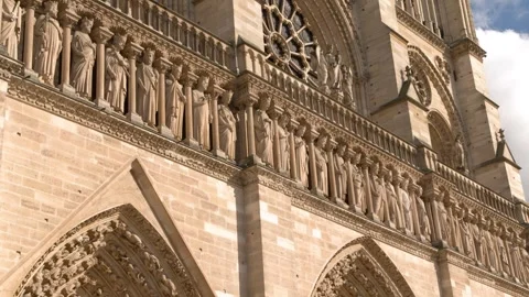 Gothic Facade and Statues of Notre Dame Cathedral in Paris Stockbeeldmateriaal 344624907