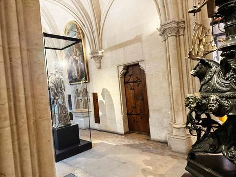 Gothic Notre Dame cathedral interior in Paris, France with bronze sculpture.. 스톡 사진