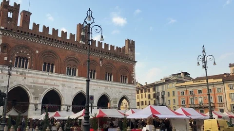Gothic or council palace with many stands, Piacenza, Italy Vídeos de archivo 86132536
