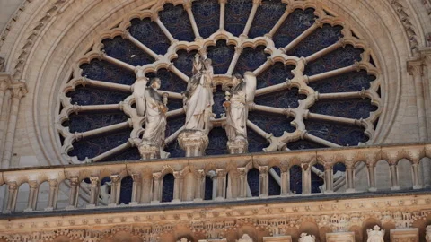 Gothic Rose Window on Notre Dame Cathedral Facade Paris 库存影片 348445030