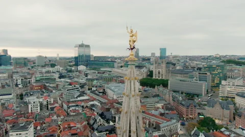 Gothic Tower of Brussels Town Hall. Aerial View of the Grand Place in Bruxelles Video stock 163840913