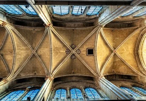Gothic vaulted ceiling and interior of Notre-Dame Church in Semur-en-Auxois 库存照片