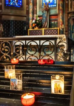Gothic vaulted ceiling and interior of Notre-Dame Church in Semur-en-Auxois 库存照片