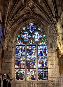 Gothic vaulted ceiling and interior of Notre-Dame Church in Semur-en-Auxois 库存照片