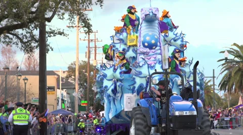 Gotterdammerung float throwing beads to crowd in Endymion Stock-Footage 36631788