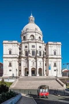  Göttliche Pracht: Der Dom in Lissabon, Portugal Die majestätische Fassade. Stock Photos