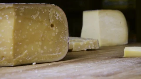 Gouda diced on the table. In the background, the seller. Shop cheese and wine Stock-Footage 89162523