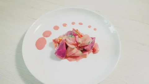 Gourmet beetroot salad with cream dressing elegantly plated close up 库存影片 340432353