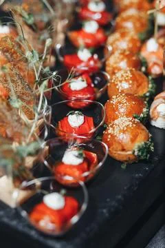 Gourmet bites sit elegantly on dark stone surface Foto stock