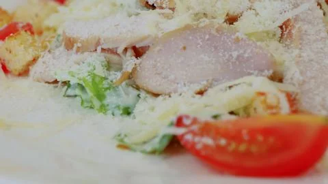 Gourmet caesar salad presenting grilled chicken, crisp romaine, golden croutons Foto stock