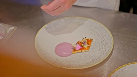 A gourmet dinner at a restaurant. Vídeos de archivo 329919004